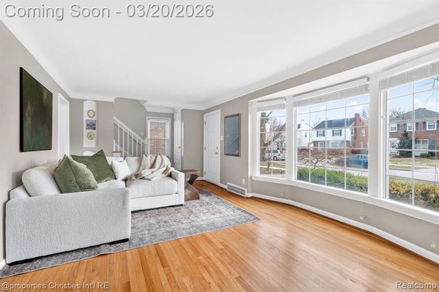 1922 Norwood Drive, Grosse Pointe Woods, MI 48236