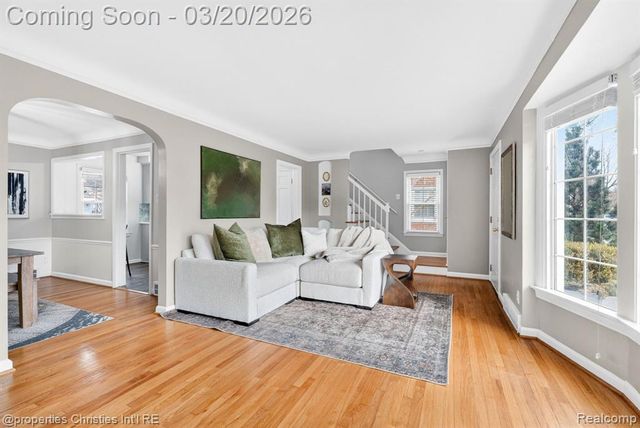 1922 Norwood Drive, Grosse Pointe Woods, MI 48236