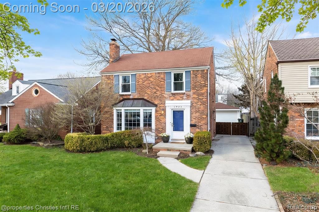 1922 Norwood Drive, Grosse Pointe Woods, MI 48236
