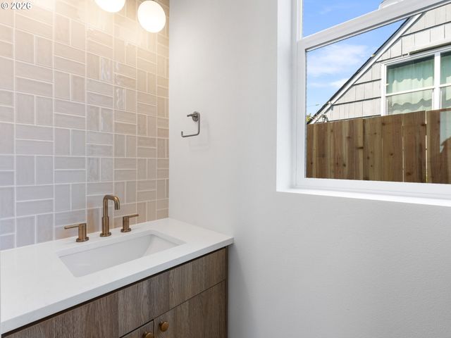 5135 Se MORRISON St, Portland, OR 97215