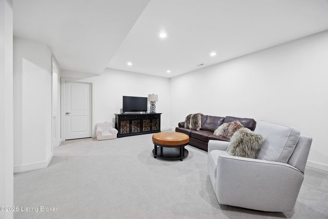 8802 Featherbell Blvd, Prospect, KY 40059