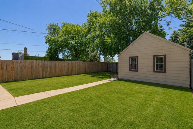 1931 W Kendall AVENUE, Glendale, WI 53209