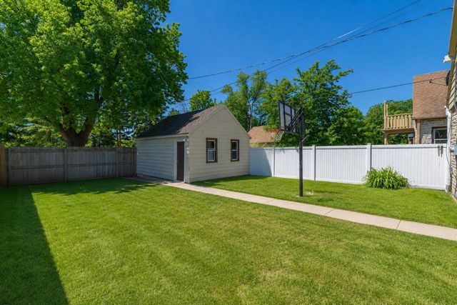 1931 W Kendall AVENUE, Glendale, WI 53209