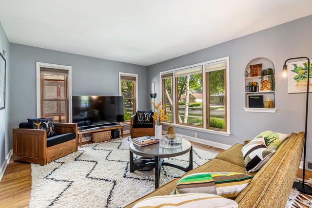 1931 W Kendall AVENUE, Glendale, WI 53209