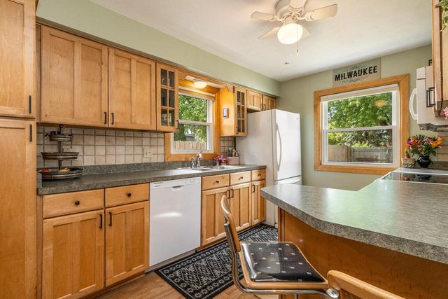 1931 W Kendall AVENUE, Glendale, WI 53209