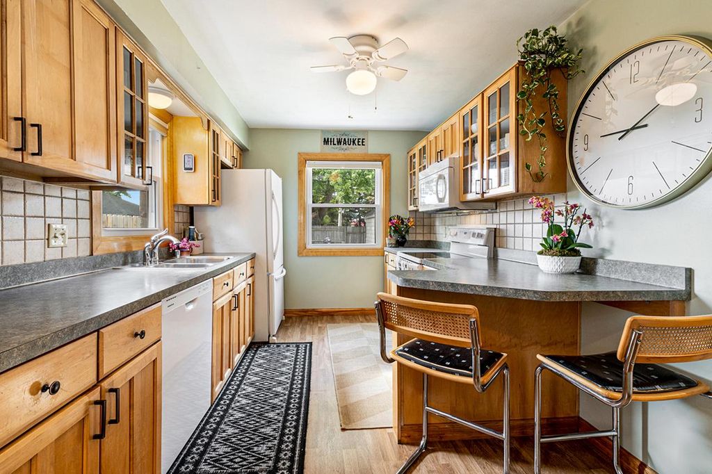 1931 W Kendall AVENUE, Glendale, WI 53209