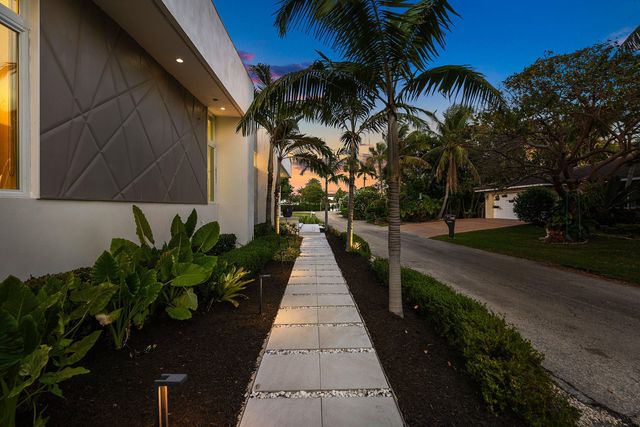 823 W Oyster Lane, Lantana, FL 33462
