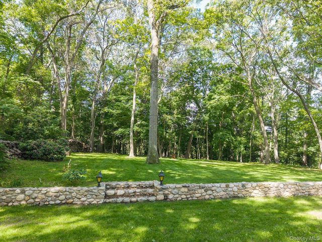 33 Bob O Link Lane, Northport, NY 11768