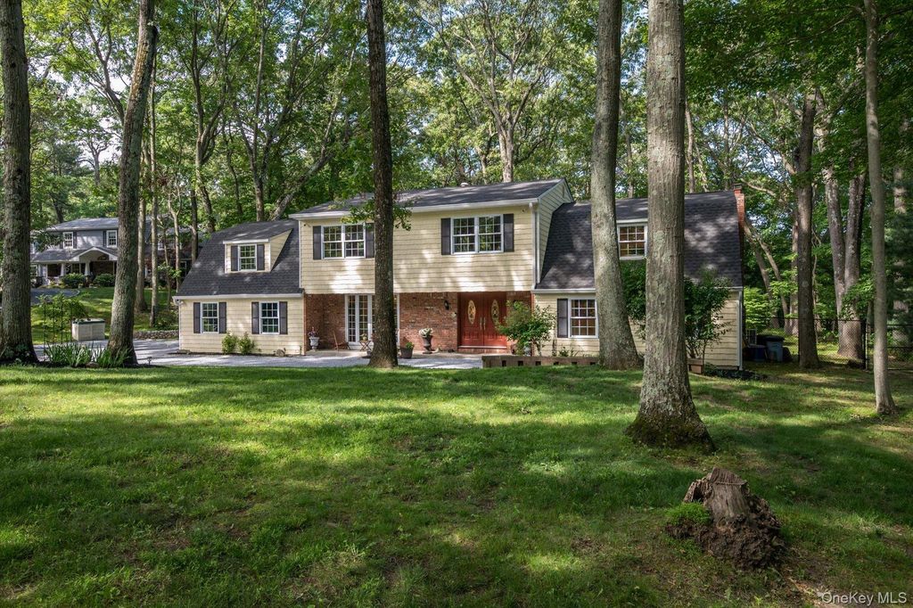 33 Bob O Link Lane, Northport, NY 11768