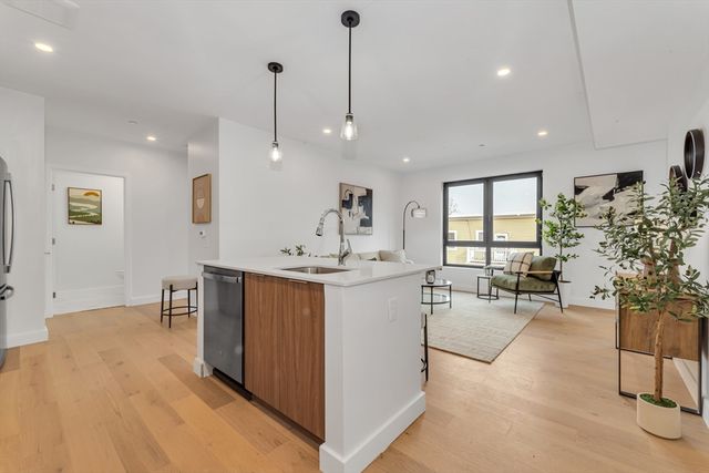 3992 Washington St 206, Boston, MA 02131