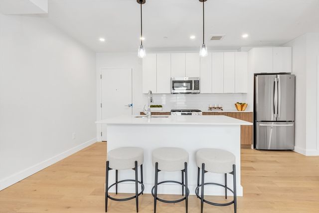 3992 Washington St 206, Boston, MA 02131