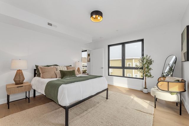 3992 Washington St 206, Boston, MA 02131