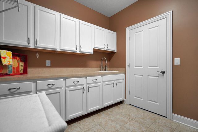 8268 Coppertop Lane, Lewis Center, OH 43035
