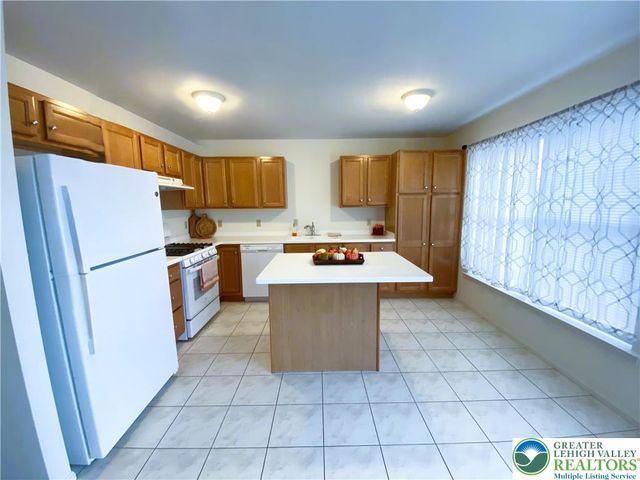 8134 Heritage Drive, Lower Macungie Twp, PA 18011