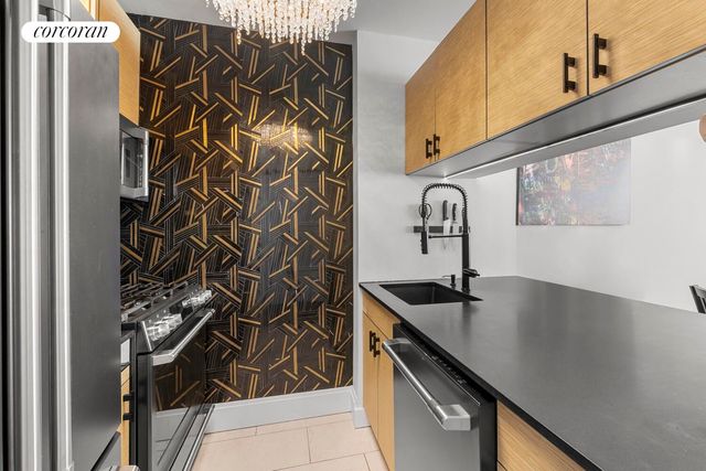 393 W 49th St Apt 5CC, New York City, NY 10019