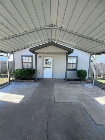 216 2nd St, Elgin, OK 73541