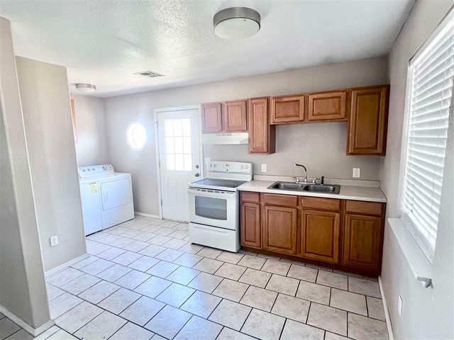 216 2nd St, Elgin, OK 73541