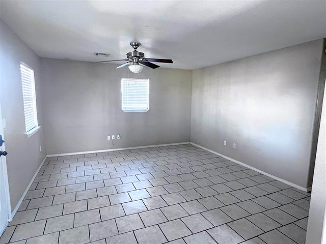 216 2nd St, Elgin, OK 73541