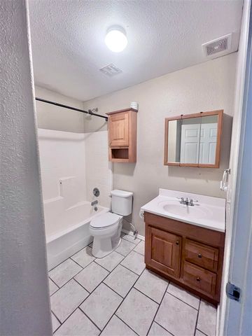 216 2nd St, Elgin, OK 73541