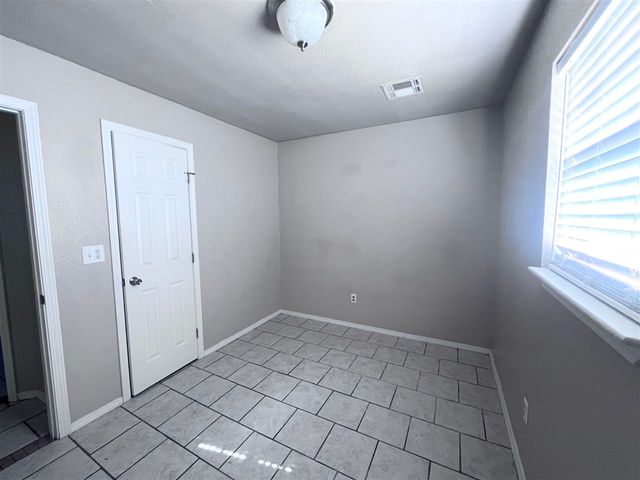 216 2nd St, Elgin, OK 73541