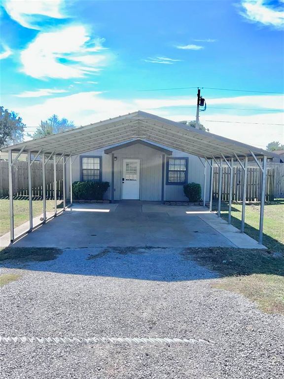 216 2nd St, Elgin, OK 73541