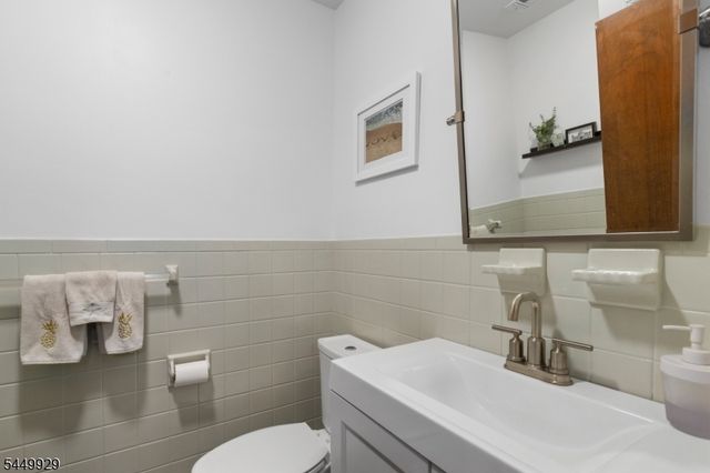 49 Dogwood Dr, Oakland Boro, NJ 07436