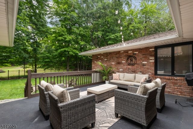 49 Dogwood Dr, Oakland Boro, NJ 07436