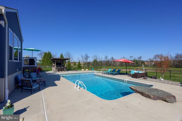 4041 COUNTRY DR, Dover, PA 17315