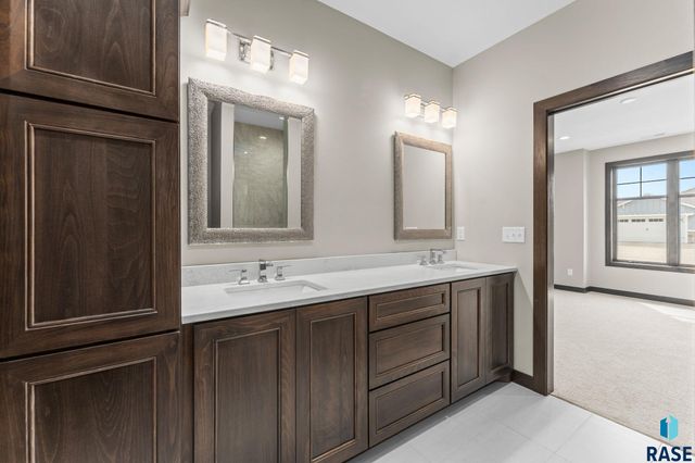 8619 W Shoreline Pl Place, Sioux Falls, SD 57107