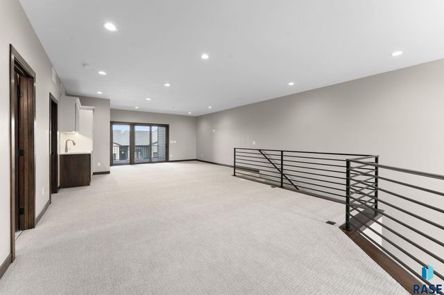 8619 W Shoreline Pl Place, Sioux Falls, SD 57107