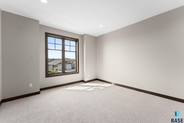 8619 W Shoreline Pl Place, Sioux Falls, SD 57107