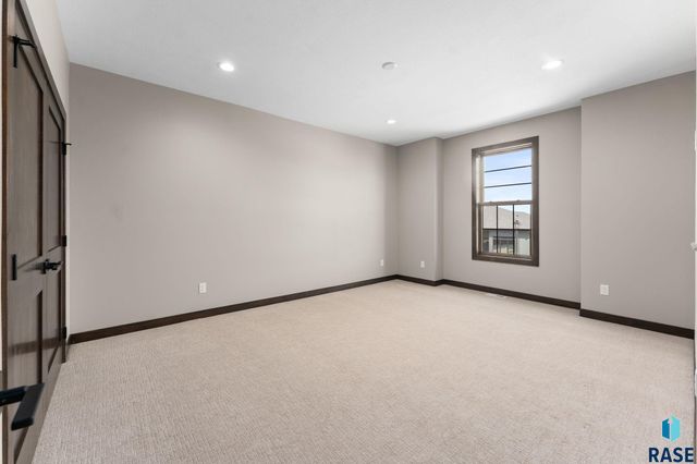 8619 W Shoreline Pl Place, Sioux Falls, SD 57107