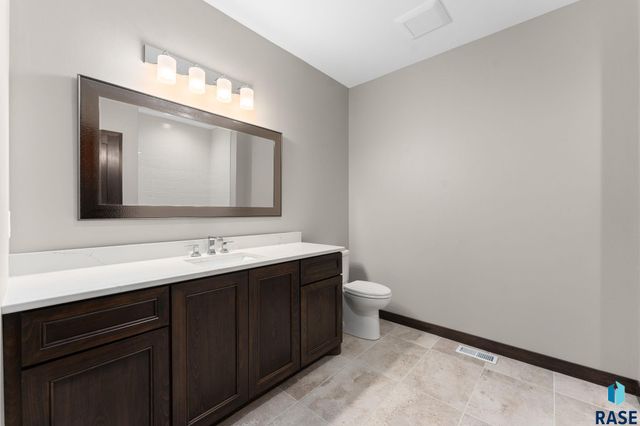 8619 W Shoreline Pl Place, Sioux Falls, SD 57107