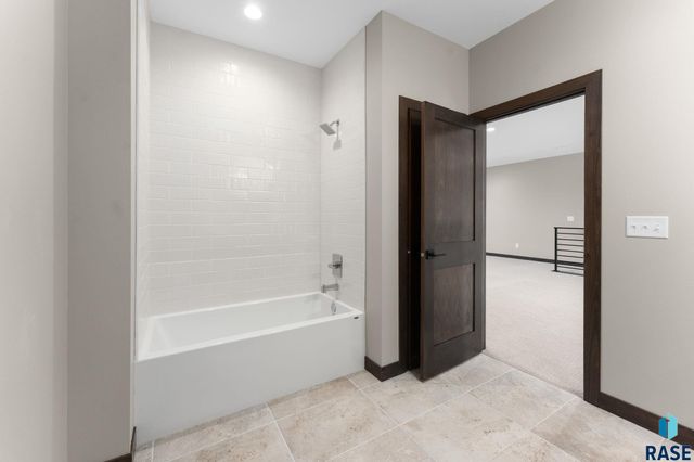 8619 W Shoreline Pl Place, Sioux Falls, SD 57107