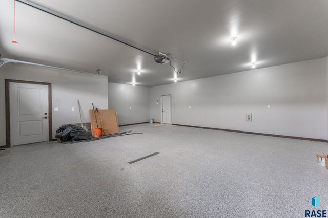 8619 W Shoreline Pl Place, Sioux Falls, SD 57107