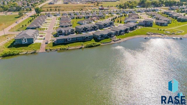 8619 W Shoreline Pl Place, Sioux Falls, SD 57107
