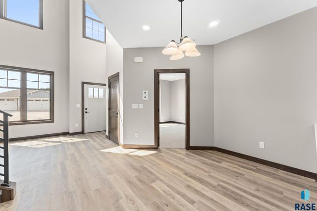 8619 W Shoreline Pl Place, Sioux Falls, SD 57107