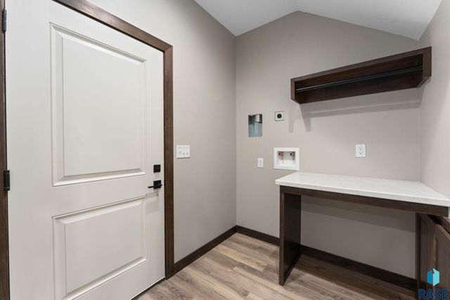 8619 W Shoreline Pl Place, Sioux Falls, SD 57107