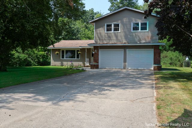 37 S Bear Lake Road, Muskegon, MI 49445