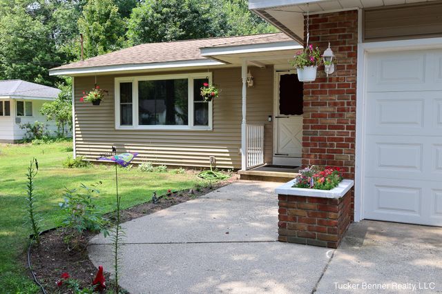 37 S Bear Lake Road, Muskegon, MI 49445