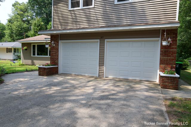 37 S Bear Lake Road, Muskegon, MI 49445