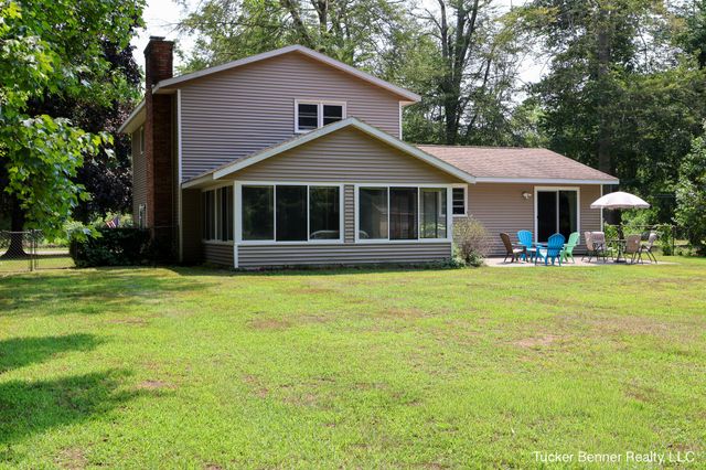 37 S Bear Lake Road, Muskegon, MI 49445