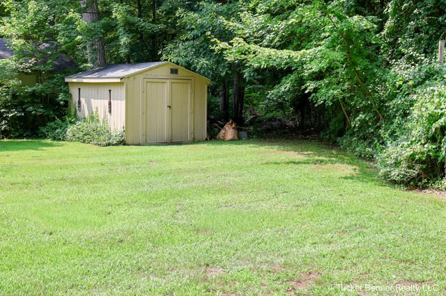 37 S Bear Lake Road, Muskegon, MI 49445