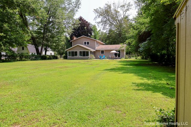 37 S Bear Lake Road, Muskegon, MI 49445