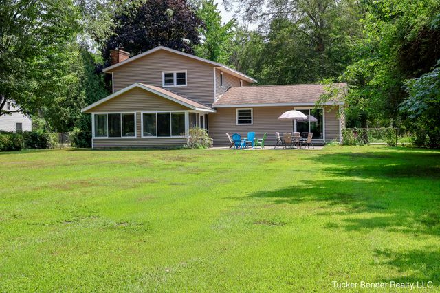 37 S Bear Lake Road, Muskegon, MI 49445