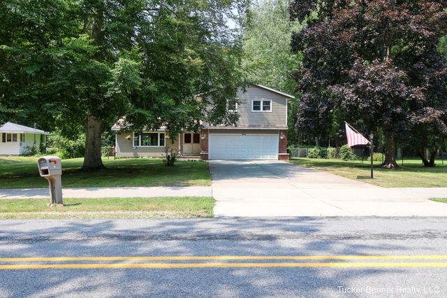 37 S Bear Lake Road, Muskegon, MI 49445