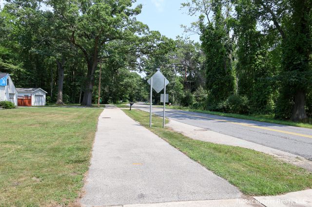 37 S Bear Lake Road, Muskegon, MI 49445