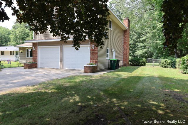 37 S Bear Lake Road, Muskegon, MI 49445