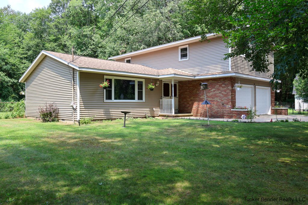 37 S Bear Lake Road, Muskegon, MI 49445