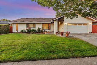 2213 Warwick Dr, Santa Rosa, CA 95405